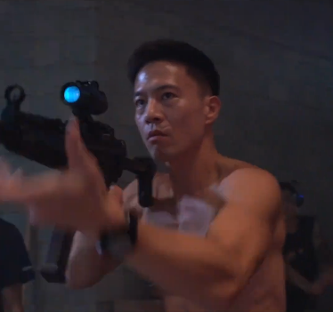 安志杰与小11岁娇妻秀恩爱！身材爆炸胡子拉碴，穿拖鞋毫无明星范