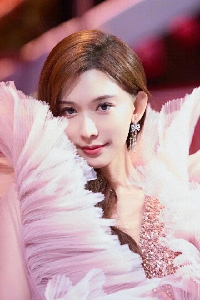 志玲姐姐新春舞台美图，脸蛋和身材全部都美丽在线~