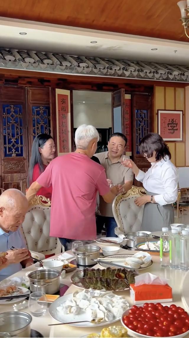 70岁董明珠与中山网红瑜姐、郭长棋聚餐,打扮时尚主动敬酒脾气好