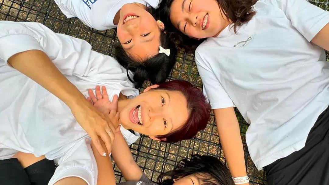 “娘娘”蔡少芬带仨娃游玩，画面欢乐温馨，4岁儿子真的很像张晋