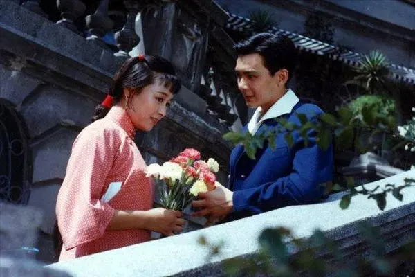 央视主持:吞300颗药被抢救7天7夜,嫁军人不珍惜,嫁演员被背叛