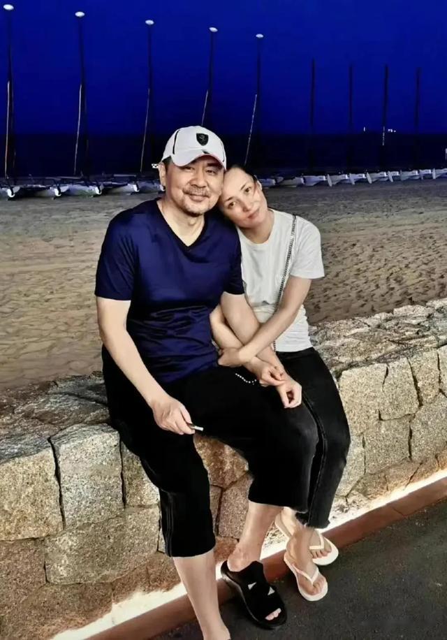 48岁蒋勤勤西班牙度假,素颜超美,老公松弛穿搭却被嘲老人味太重
