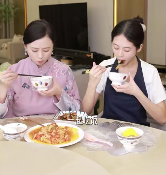 翁虹晒与女儿合影，17岁小水晶颜值高像爸爸，超一米七个头好出众