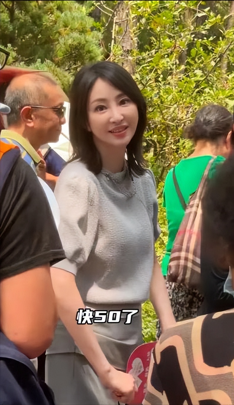 最经典的丁敏君林静：曾搭档高圆圆、贾静雯，今44岁相亲被嫌