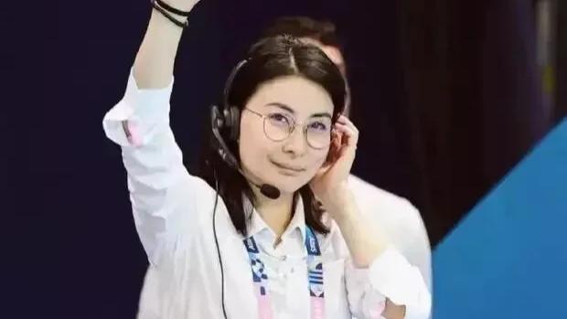 郭晶晶美飒了！奥运会裁判长造型曝光，穿白衬衣戴眼镜，气质干练