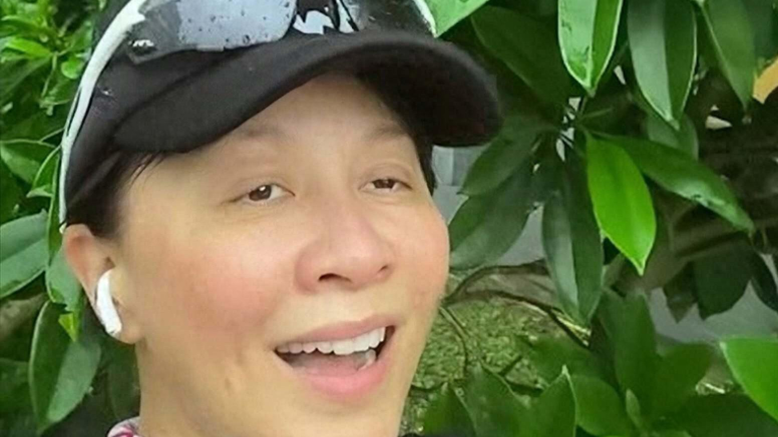 58岁刘嘉玲户外跑步遇大雨！全素颜无偶像包袱，网友直呼不敢认