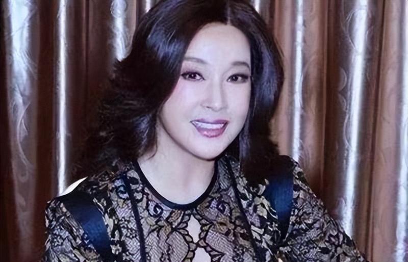 当71岁刘晓庆和74岁王馥荔同框,科技脸对比下,才知自然老去多美