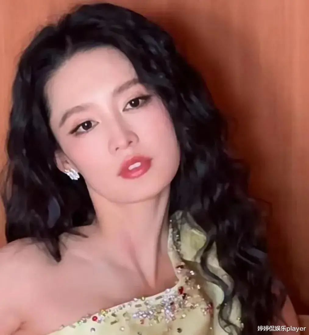 34岁李沁胖了反而更美了！穿黄色长裙气质感爆棚，优雅得像换了个人