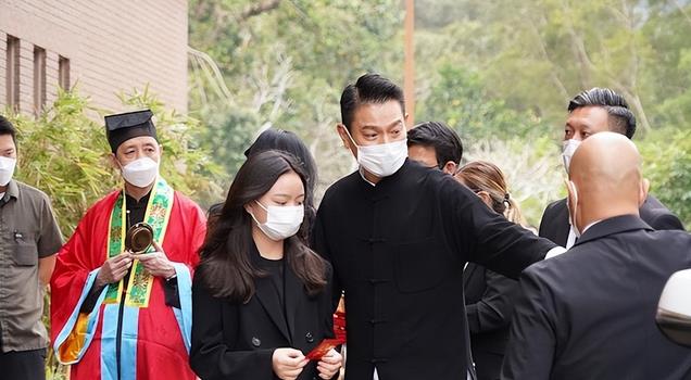 刘德华12岁女儿现身演唱会!穿露肩裙披散长发,回眸模样神似妈妈