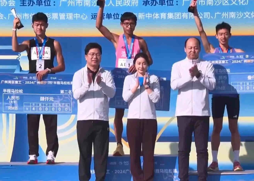 霍震霆和仨儿子现身内地,启刚给弟弟拍照,郭晶晶身份特殊最受宠