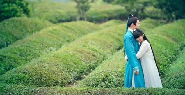 杨丽萍的外甥女，10年前在春晚一转成名的小彩旗，如今像换了个人