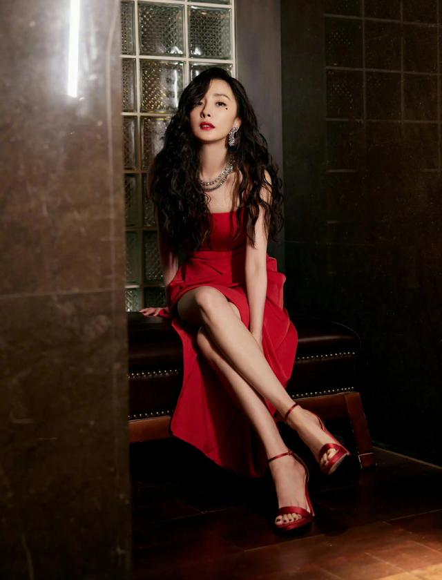 杨幂红裙 幂姐氛围感[色] ???