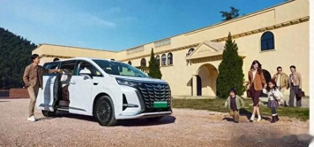 25款腾势D9:再立科技豪华全能旗舰MPV的新高度