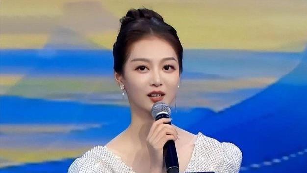 冯琳：我做不了董卿，拒绝央视后，落户上海住豪宅开豪车生活潇洒