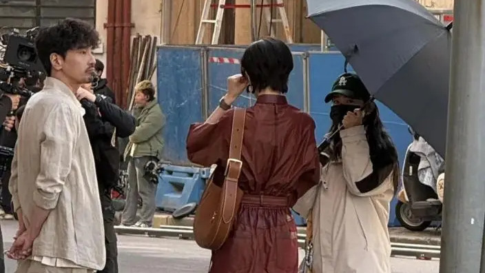 42岁唐嫣外滩被偶遇，剪了短发超亮眼，人群中美的很出挑！