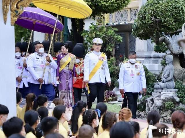 苏提达过46岁生日,一袭紫色连衣裙笑靥如花,泰王为她遣散后宫