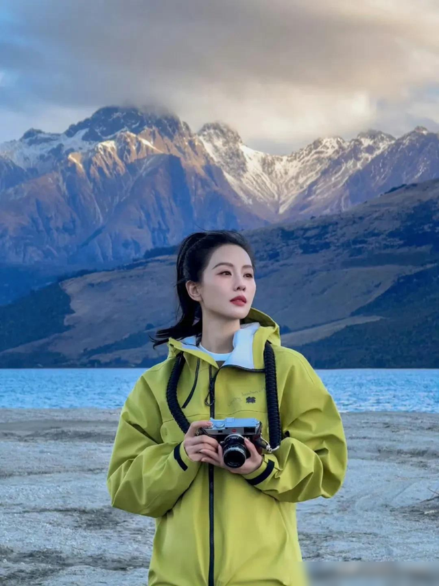 刘诗诗高马尾黄绿色冲锋衣造型,绿意盎然,俨然美成了一幅画!