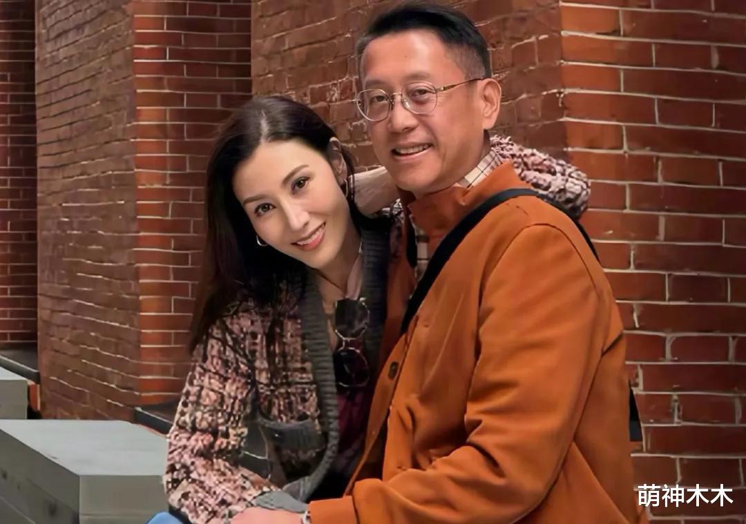 54岁李嘉欣近照曝光,小头小脸五官卓越,步态奇怪如蹒跚老人