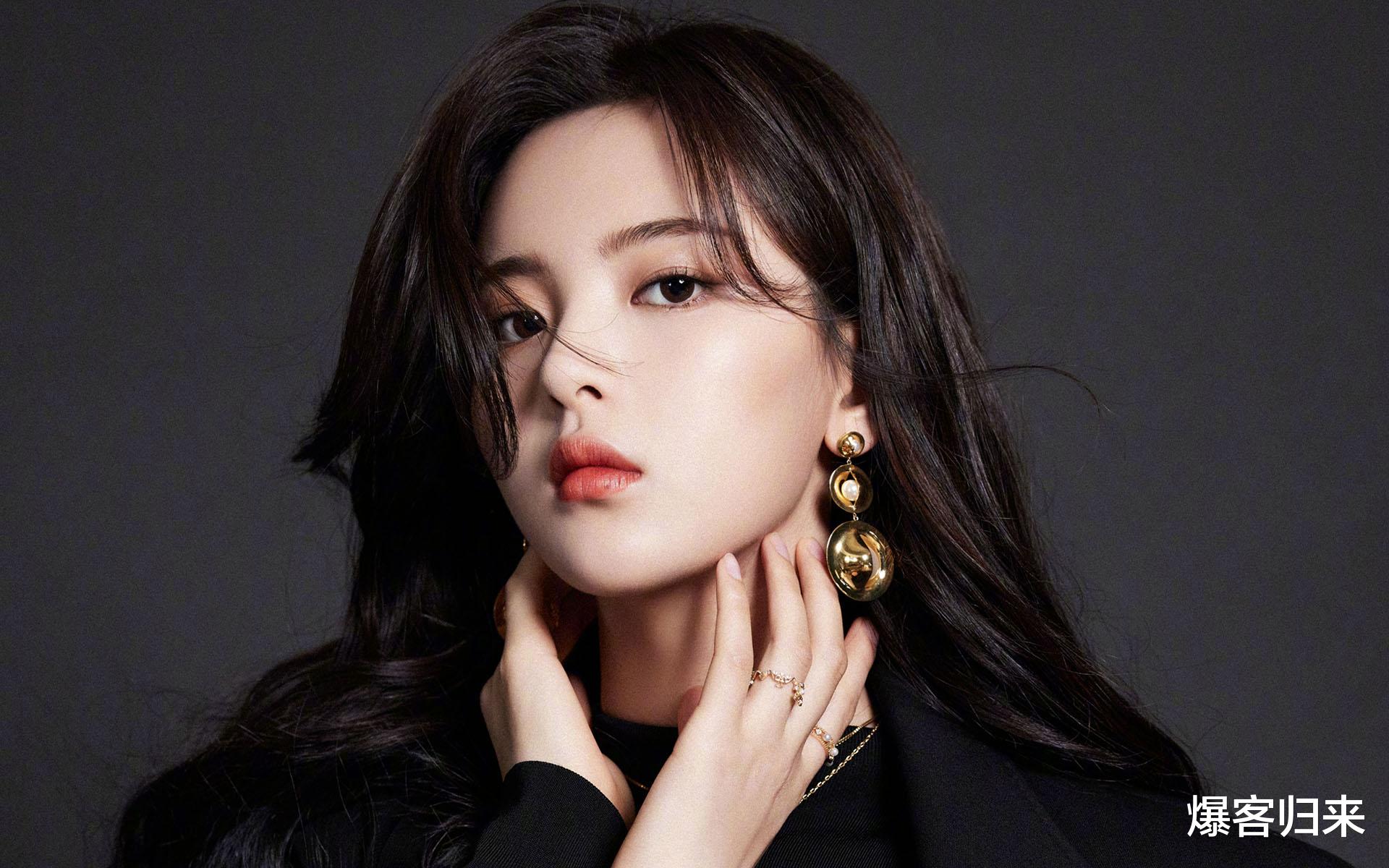 杨超越巴黎世家大秀蹦迪失控,表情管理失败,尴尬场面引热议