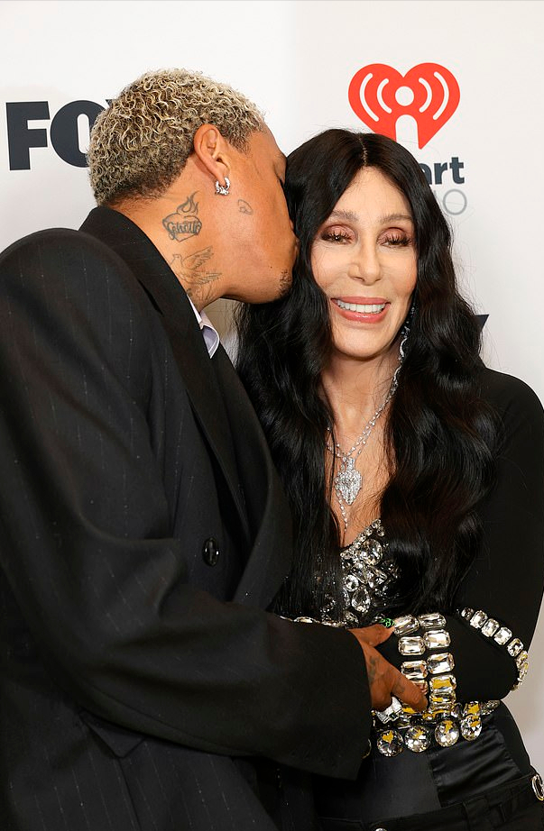 77岁雪儿和38岁小男友在颁奖礼上亲吻！把人甜到了，雪儿确实很嫩