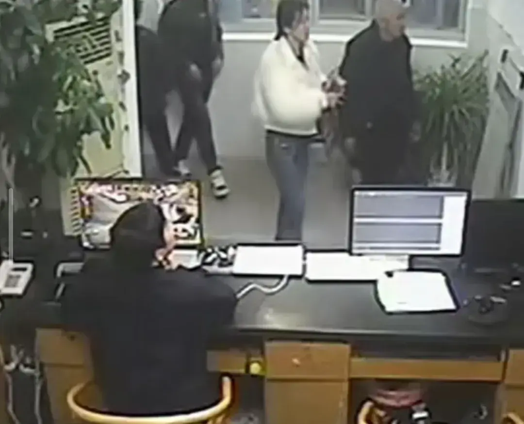 浙江女子随手扔掉爸爸2个保温杯,结果出事了!警察连夜出动