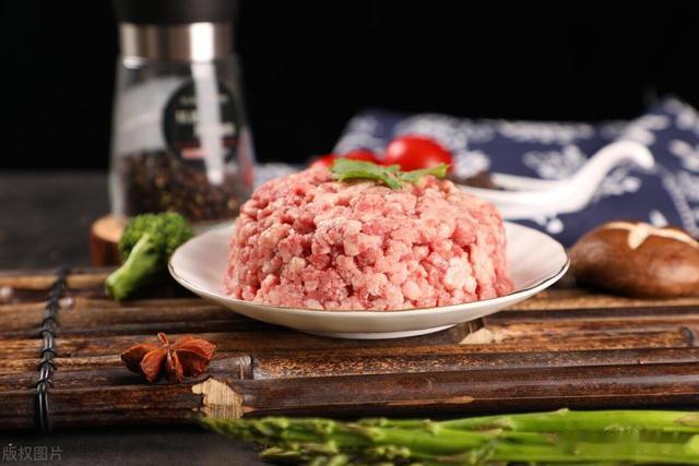 做牛肉馅饺子时，在馅里多加这2种食材，饺子鲜香味美，肉嫩滑