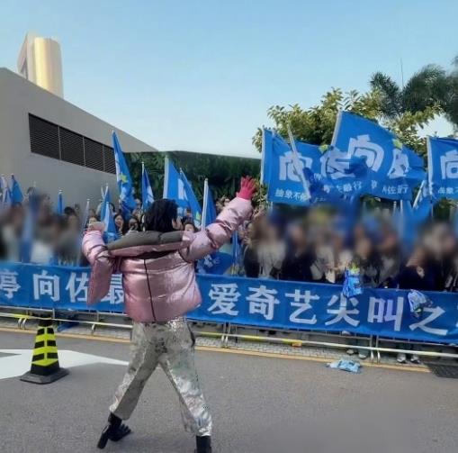 收手吧向佐,没完没了的“秀身材”,再“性感”观众也会腻