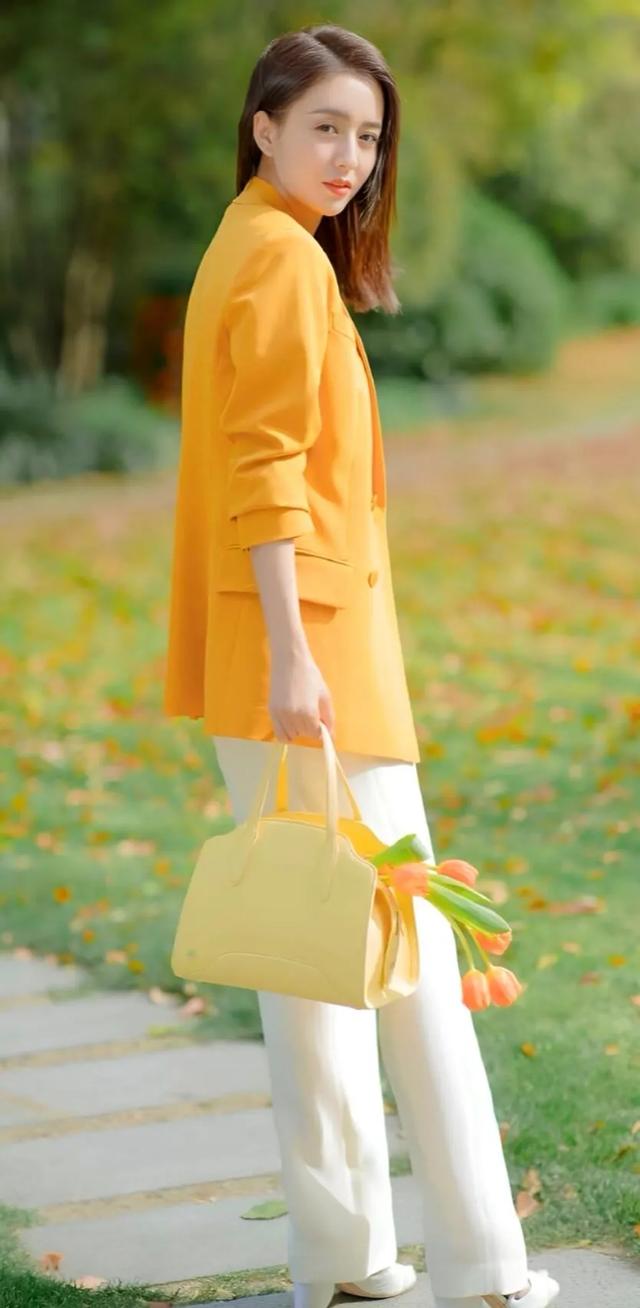 佟丽娅,眼眸明亮如星,闪烁着智慧与温柔的光芒。