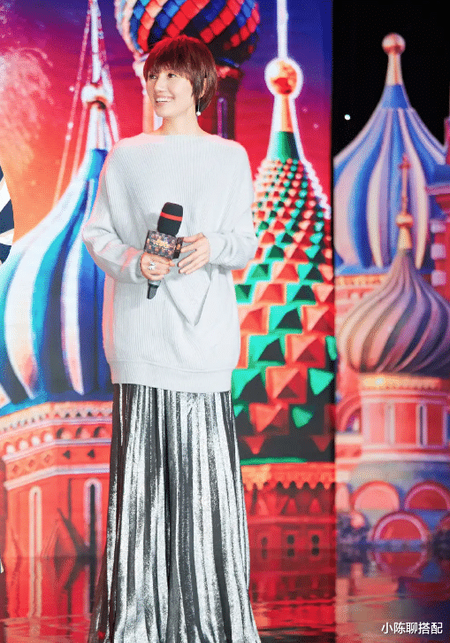 47岁袁泉亲身示范:女人上了年纪,衣要长、发要短,美得优雅得体