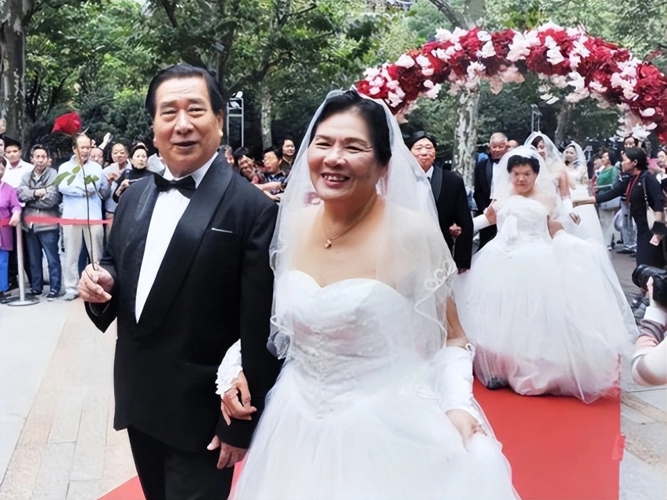 老板二婚喜宴摆了68桌,全公司180人只去了5个领导,原因看透人性