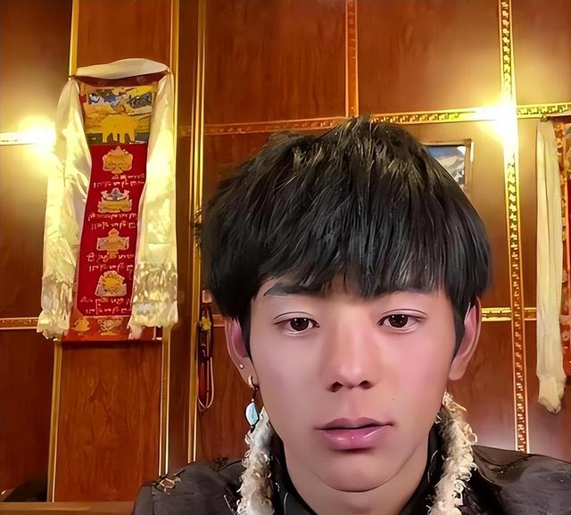 爆红4年，再看丁真如今简直判若两人，当初他不进娱乐圈是正确的