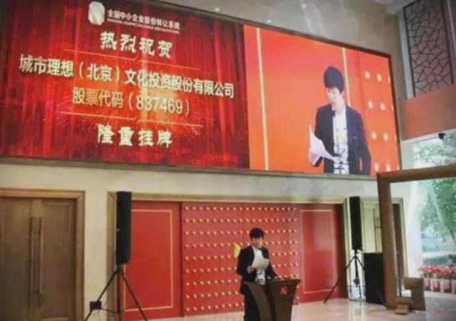 56岁解晓东罕见现身养老院,昔日巨星如今穿着邋遢,手提布袋落差大