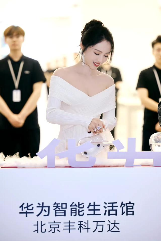 董璇身材高挑且匀称,展现出一种优雅而迷人的魅力。