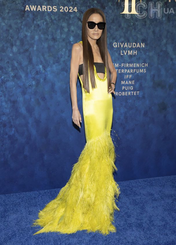 74岁王薇薇出席颁奖典礼又放飞!抹胸搭羽毛裙,愣是打扮成小姑娘