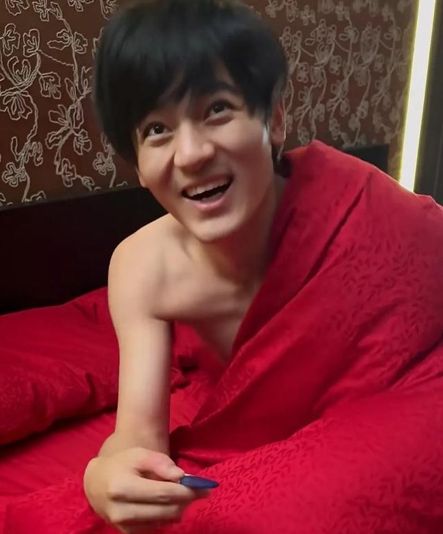 34岁李心艾官宣怀孕,领证仅一个月,刘子瑞拿验孕棒问是男是女