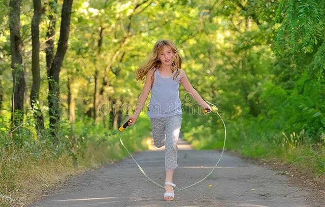 坚持跳绳有什么好处？跳绳多久能减掉一公斤脂肪？