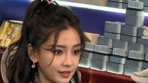 杨颖被辛巴喊“滚”仍谄媚陪笑，离开黄晓明，她仿佛又回到了18线