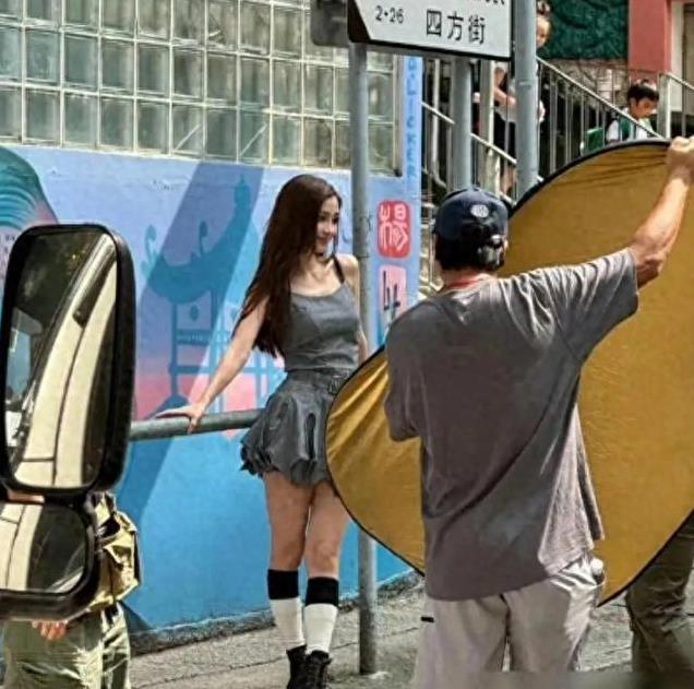 网友在日本偶遇杨颖，穿超短裙秀雪白美腿，离婚后越来越放得开