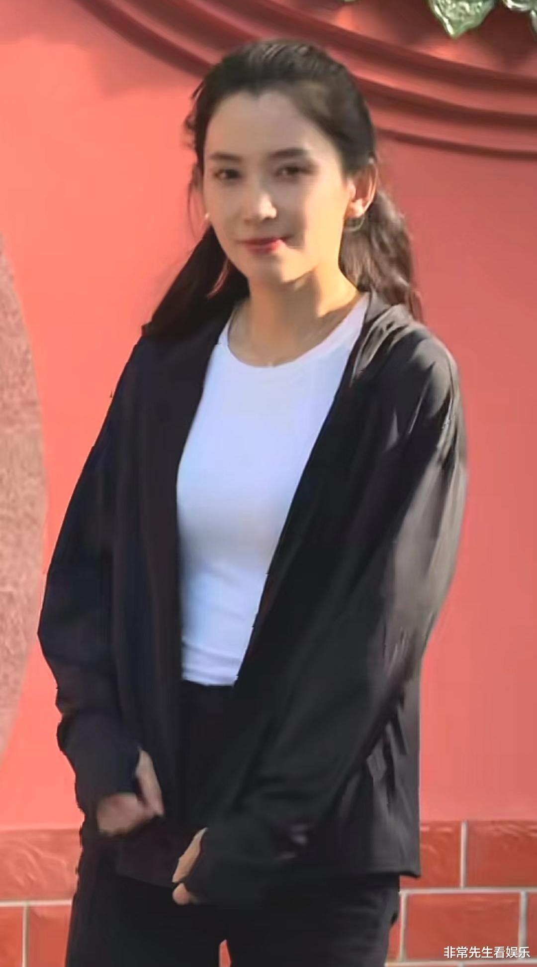 森林北带货脱毛仪,展示普拉提秀好身材,眼睛不适戴墨镜,商务资源变好