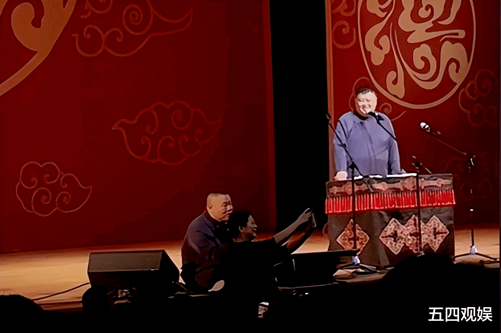 岳云鹏在纽约演出,低情商女粉丝吐槽“我老公不喜欢你”,孙越巧妙化解尴尬