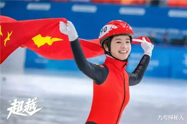 飞天奖内场,坐在唐嫣身后的颜丙燕,把人情世故展现得淋漓尽致