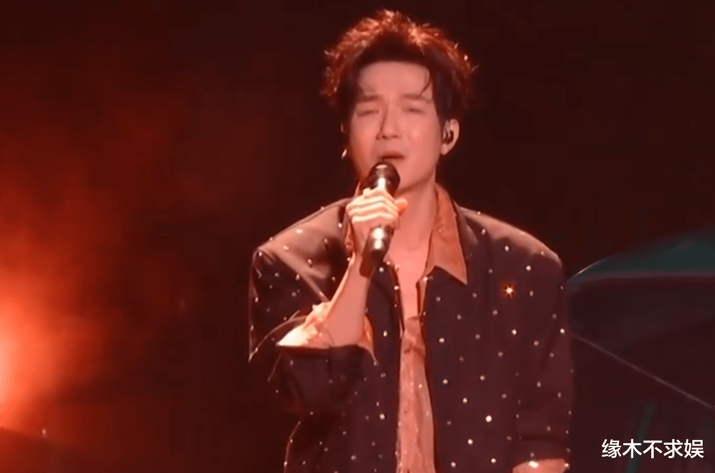 2025跨年晚会：湖南卫视假唱如故，江苏卫视真唱难听，央视真大气