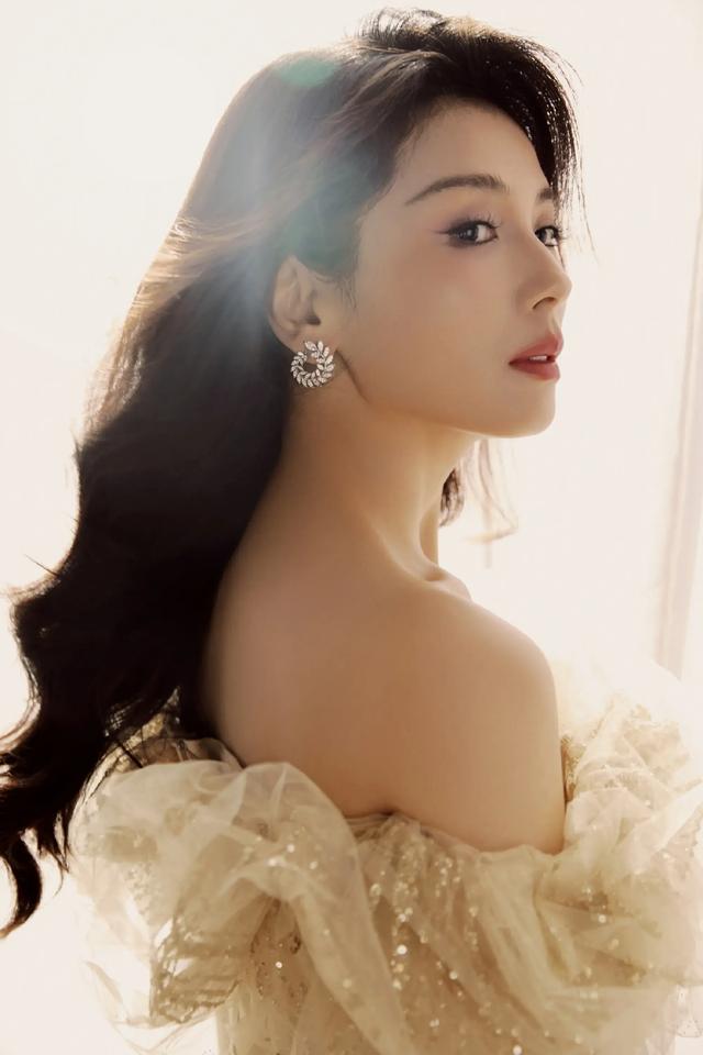 “姐姐这状态也太绝了吧！刘涛最新红裙造型曝光，举手投足间的美