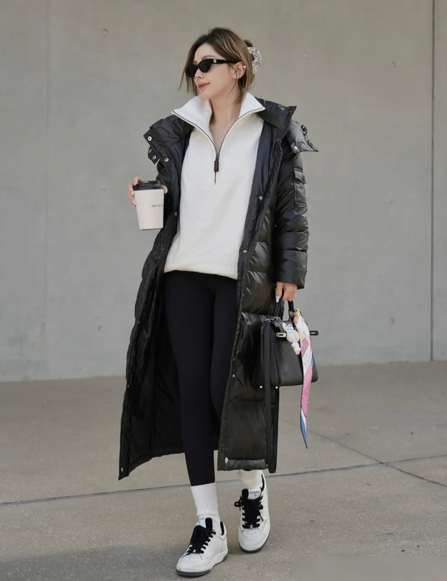 赵丽颖穿“羽绒服+马丁靴”录节目,新发型好漂亮,非常有时尚范