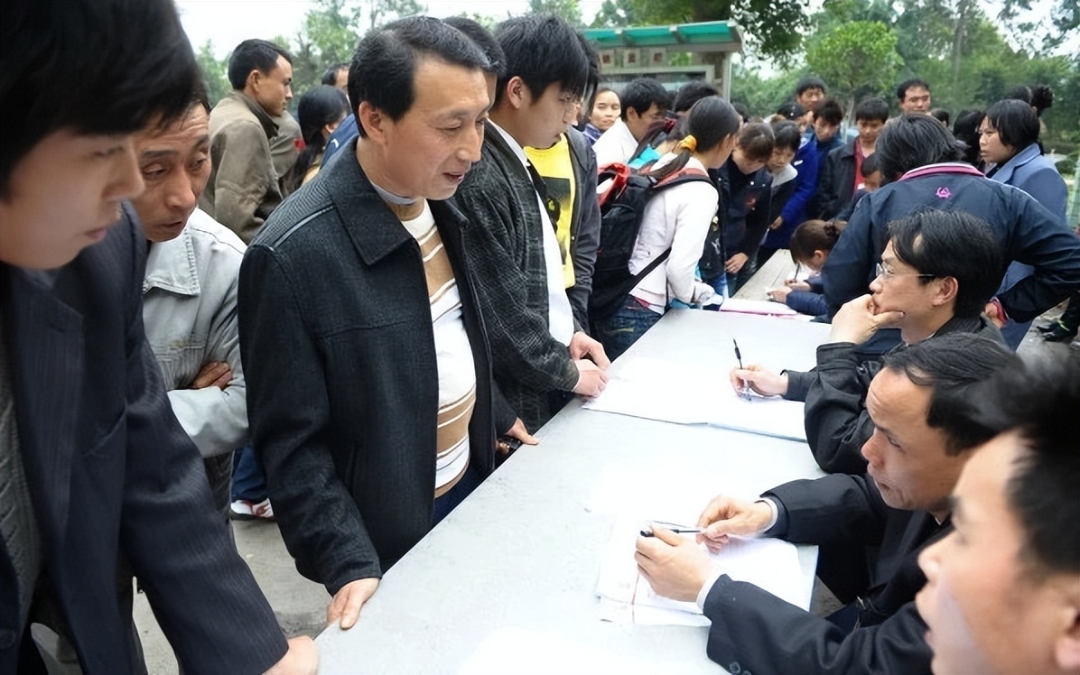 公司通知降薪，员工集体商议“罢工”，次月看到工资条我傻在原地