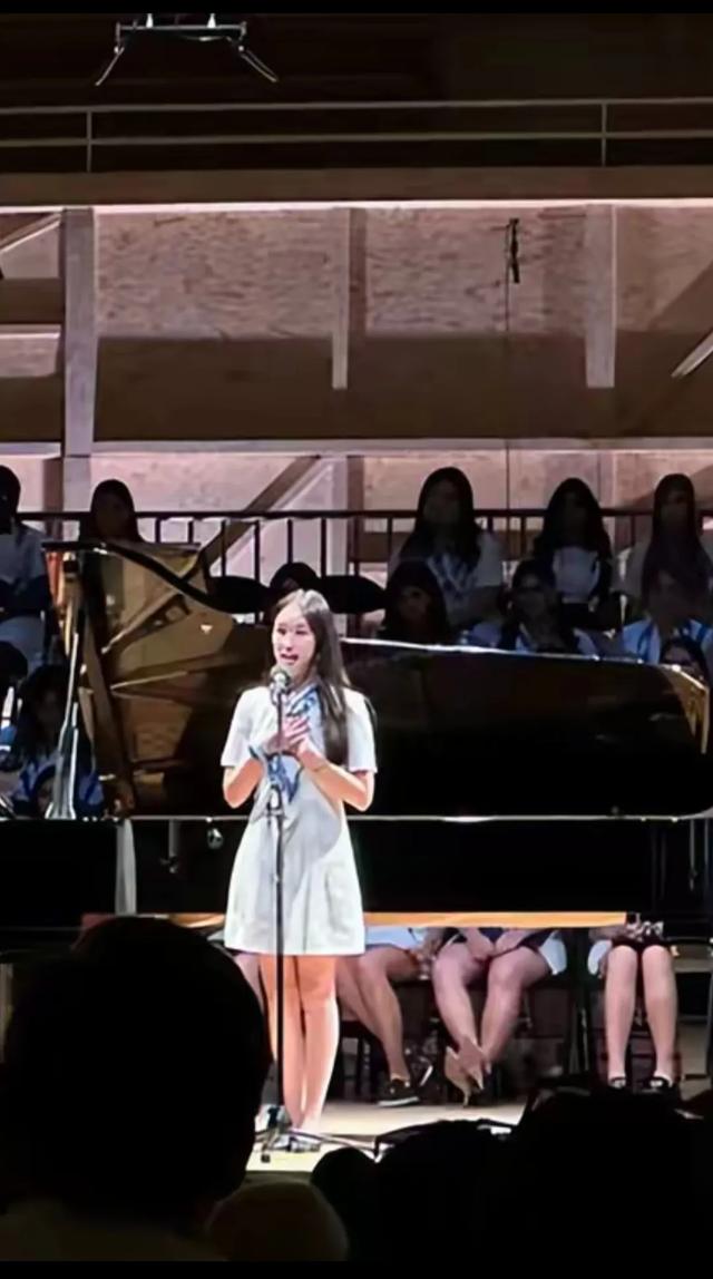 赵文卓大女儿出国留学谨慎，没有闺蜜团，放暑假也要父母接回家