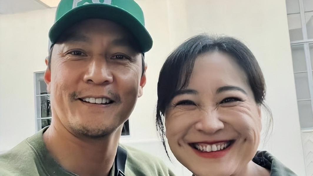 梦幻同框！吴彦祖晒与贾玲自拍合照，女方太开心笑出满脸褶子