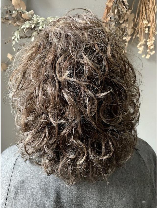 女人过了45岁,发型这样整,剪短烫烫就是不一样