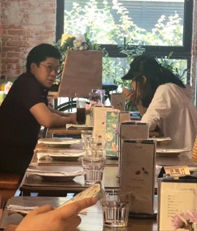 郭晶晶霍启刚吃饭被拍,披头散发狼吞虎咽太狼狈,孩子成最大难题