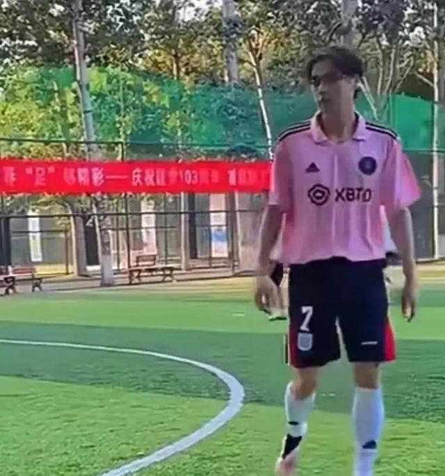 李易峰素颜近照大公开:黑眼圈抢镜,旧衣再穿引发粉丝热议